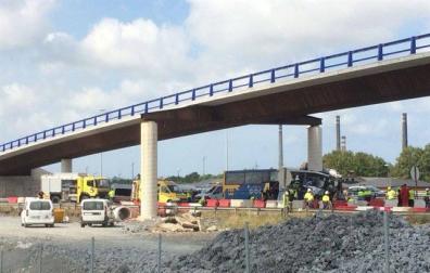 Al menos cuatro muertos al chocar un autobús con un pilar en la variante de Avilés