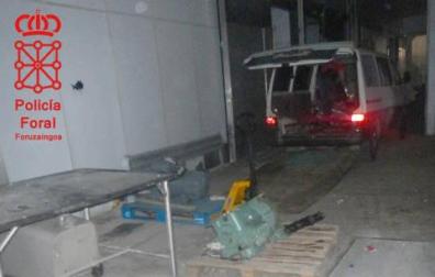 Motores listos para ser cargados por los ladrones en el antiguo matadero de Estella.