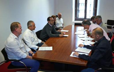 Desde la izquierda, Santiago Arraiza (APF de Policía Foral), Óscar Espinosa (APF), Javier Tarazona (SPF de Policía Foral), Gloria Sangüesa (Sindicato de Policía Municipal de Pamplona), Gonzalo Mora (APF), Mikel Buil (Podemos), Koldo Martínez (Geroa Bai), Adolfo Araiz (Bildu) y Juan Manuel Zabalza (APF).