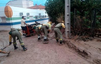 Una lluvia torrencial desborda un arroyo en Cebolla (Toledo) y daña viviendas y vehículos