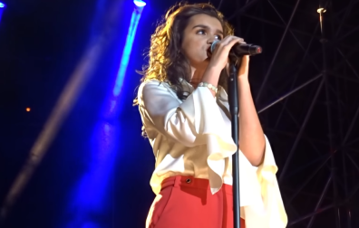 Miles de pañuelicos rojos emocionan a Amaia en 'Shake it out'