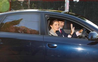 Los reyes llevan a la princesa y su hermana al colegio el primer día de clase