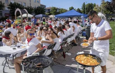 Desfile de la comparsa de gigantes y paellada popular en el tercer día de las fiestas de Zizur