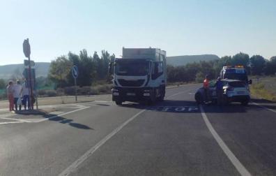 Dos heridos tras saltarse un anciano un STOP y chocar con un camión de basura