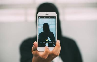Muere un joven de 15 años tras hacerse un selfie en un centro comercial de Italia