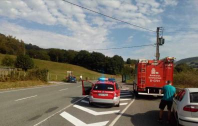Una mujer herida en un accidente de tráfico en el cruce de Urrasun