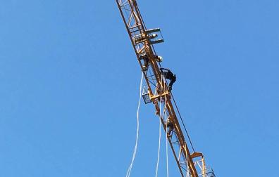 Rescatado un obrero atrapado en una grúa en Pamplona