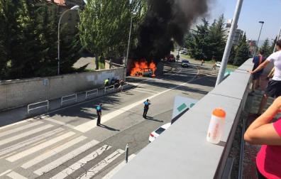 Ileso tras arder su coche en Burlada