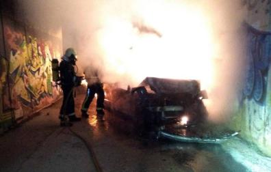 Un coche se incendia tras chocar contra un muro en Noáin