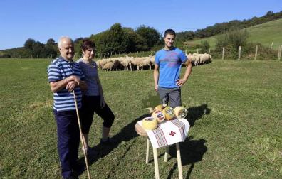 La precocidad en la obtención de dos de los títulos más preciados del año en la cata de quesos dibuja el perfil de Julen Arburua, de Lekaroz. Sus logros tienen una dedicatoria especial: su hermana Maite, fallecida hace dos años