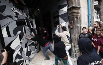 El movimiento okupa desalojado este viernes del Palacio de Marqués de Rozalejo en Pamplona ha celebrado una asamblea en la plaza del Castillo a la que han acudido varios cientos de personas y tras la que ha comenzado una 'kalejira' que ha sido frenada en diferentes puntos por la Policía Nacional