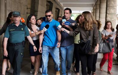 Los integrantes de 'La Manada' se han presentado este lunes por la mañana ante el juzgado de guardia de Sevilla.