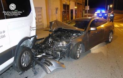 Un conductor que triplicaba la tasa de alcohol choca contra tres vehículos en Pamplona