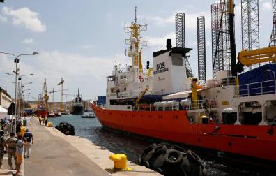 Los 141 inmigrantes del 'Aquarius' desembarcan en Malta