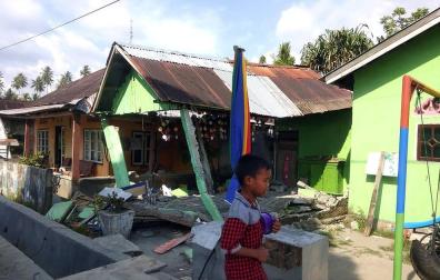 Un tsunami azota una ciudad de Indonesia tras un terremoto de 7,5 grados