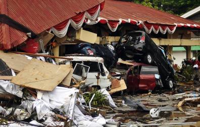 Los equipos de rescate siguen buscando supervivientes y atendiendo a los heridos en la isla indonesia de Célebes, afectada este viernes por un fuerte terremoto seguido de un inesperado tsunami, que han dejado más de 800 muertos.