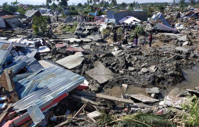 Los equipos de rescate siguen buscando supervivientes y atendiendo a los heridos en la isla indonesia de Célebes, afectada este viernes por un fuerte terremoto seguido de un inesperado tsunami, que han dejado más de 800 muertos.