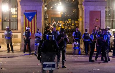Los Mossos impiden con cargas el asalto de los radicales al Parlament