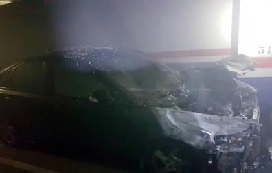 Un coche se incendia en un garaje de la Rochapea