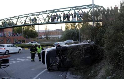 Un fallecido tras volcar un taxi en la ronda norte de Pamplona en la rotonda de Artica