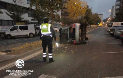 Un conductor ebrio vuelca su coche en la Rochapea