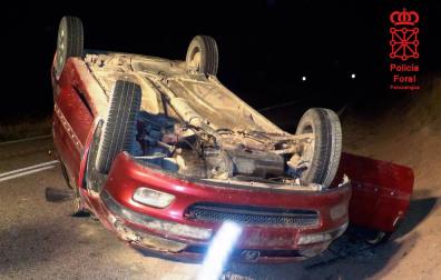 Herido un menor tras salirse de la vía y volcar el coche que conducía