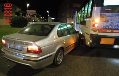 Un conductor arrolla a un agente y choca contra una villavesa en Villava