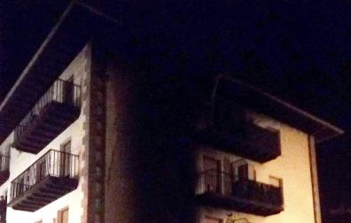 El incendio de un coche obliga a desalojar un bloque de viviendas en Elizondo