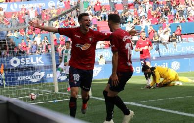 Juan Villar celebra el primer gol de Osasuna contra el Córdoba.