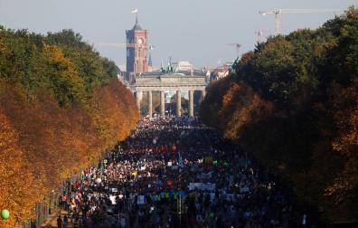 Una marea humana protesta en Berlín contra el racismo y la ultraderecha