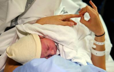 La oposición reclama al cuatripartito que recupere la exención fiscal por maternidad en Navarra