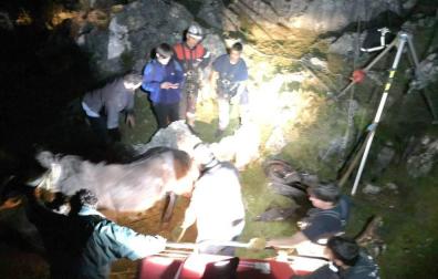 Rescatada una yegua caída en una sima de Aralar de 20 metros de profundidad