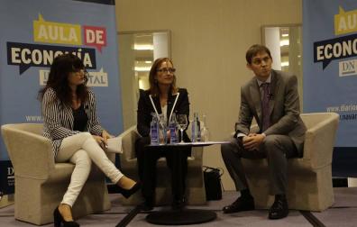 Mireia Torres, flanqueada por Belén Galindo (Diario de Navarra) y Mikel Benet (Navarra Capital).