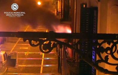 Momento del incendio en el número 55 de la calle Mayor de Pamplona.
