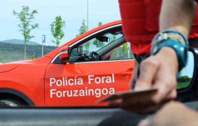 Multada en Cortes por conducir sin cinturón, drogada y con un machete