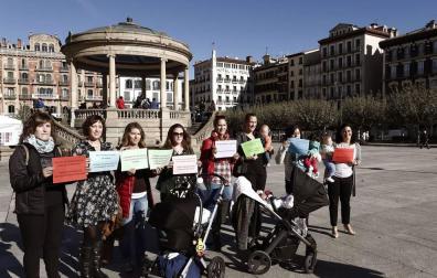 Madres navarras se movilizan para reclamar la devolución de las retenciones por maternidad