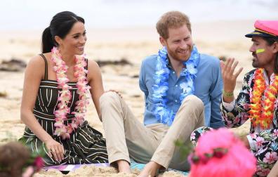 El príncipe Enrique y Meghan descalzos en una playa de Sídney por la salud mental