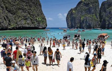 Tailandia cierra Maya Bay indefinidamente por la invasión turística