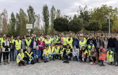 Más de 120 voluntarios y voluntarias se han congregado este sábado para participar en la limpieza del río Sadar
