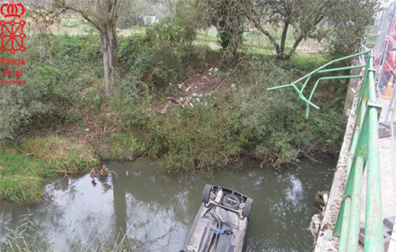 Muere un joven tras caer el coche en el que viajaba con otras tres personas al río Arakil en Urdiain