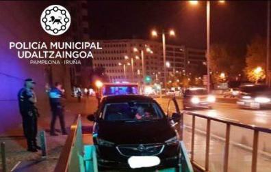 Un conductor ebrio se empotra al intentar entrar al parking de Baluarte por las escaleras