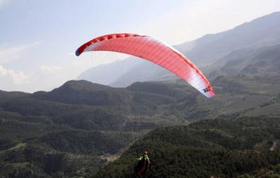 Dos fallecidos en un accidente de parapente en Castejón de Sos