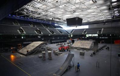 El Navarra Arena sufre una metamorfosis para acoger el espectáculo de freestyle