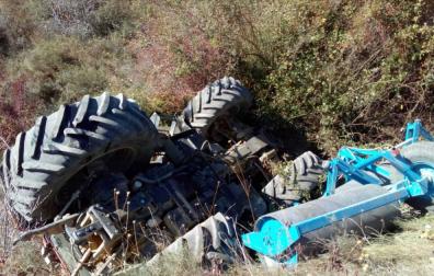 Fallece el conductor de un tractor al caerse por un barranco en Echarren de Guirguillano