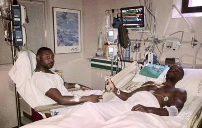 Abidal muestra una foto con su primo, tras el trasplante de hígado