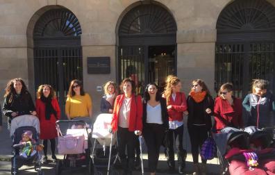Madres navarras registran en el Parlamento más de 26.000 firmas para reclamar la devolución del IRPF