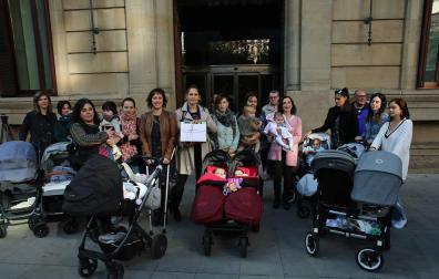 Madres navarras registran en el Parlamento más de 26.000 firmas para reclamar la devolución del IRPF