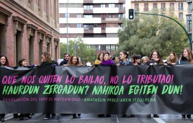 El grupo de madres y padres que reclaman la devolución del IRPF se ha manifestado este sábado en Pamplona para reclamar el IRPF por las bajas de maternidad.