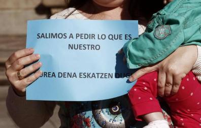 Madres navarras se movilizan para reclamar la devolución de las retenciones por maternidad