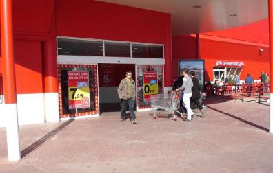 Entrada al hipermercado eroski de Pamplona.